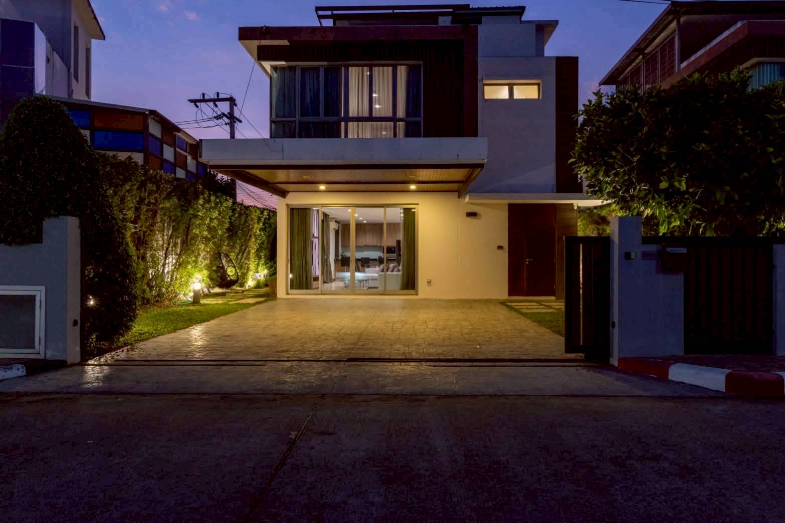 บ้านให้เช่า  บ้านเดี่ยว 3 ชั้น ดาดฟ้าวิวดอยสุเทพ + Jacuzzi + ซาวน่า